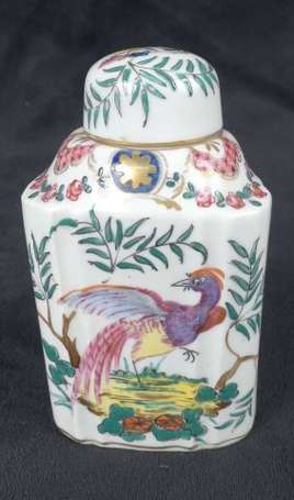 Flacon en porcelaine à décor d'oiseau et papillons