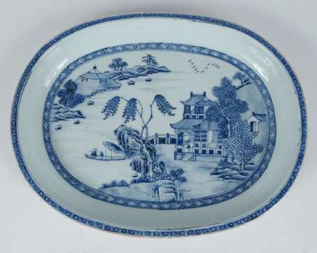 Plat creux oblong en porcelaine camaïeu bleu, 