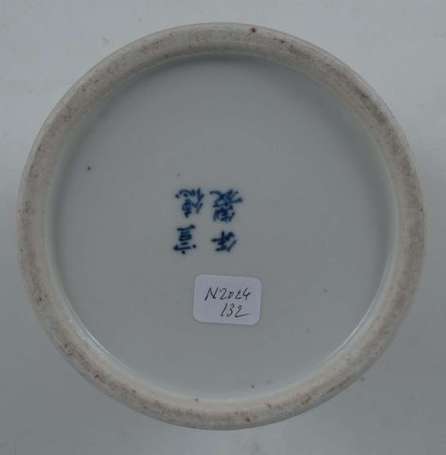 Pot cylindre en porcelaine, décor de sages dans un