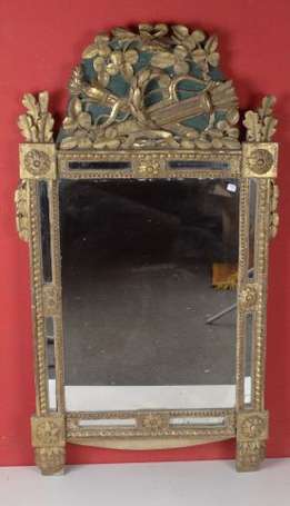 Miroir en bois sculpté doré, le bandeau laqué vert