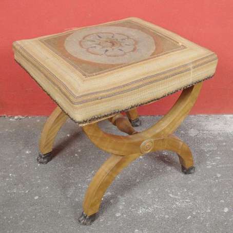 Tabouret X en bois fruitier, les montant en x unis