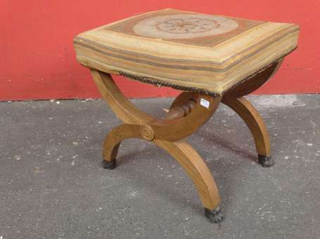 Tabouret X en bois fruitier, les montant en x unis