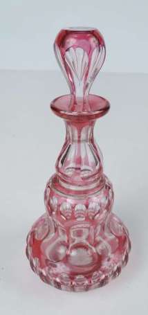 Flacon de senteur en verre doublé rose. XIXè (Ht: 