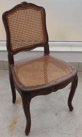 Chaise cannée en bois naturel sculpté. Epoque 