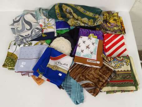 Lot de 26 foulards, certains en soie. CHRISTIAN 