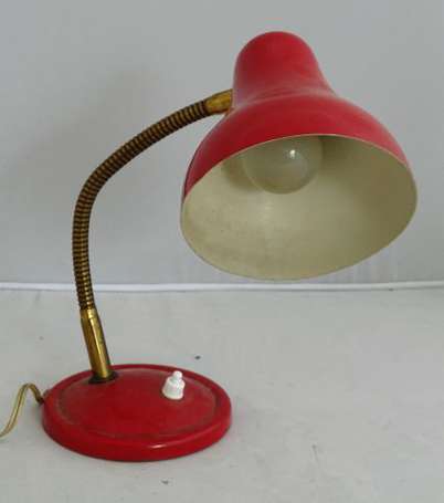 Lampe de bureau articulée en métal laqué rouge. 