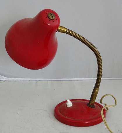 Lampe de bureau articulée en métal laqué rouge. 