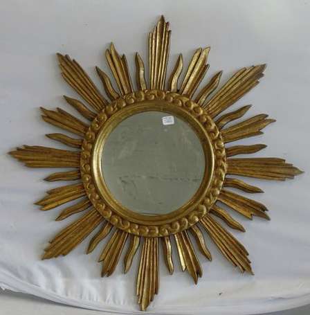 Miroir soleil en résine dorée. D. 59 cm