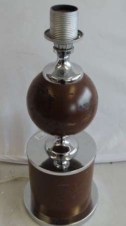 Pied de lampe boule en métal chromé et bois laqué 