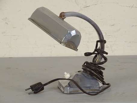 Lampe de bureau en métal chromé, l'abat-jour long 