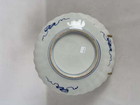Plat circulaire à bord godronné à décor Imari D. 