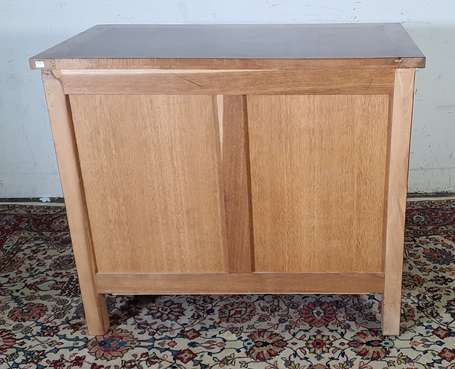 Commode en placage d'acajou ouvrant par quatre 