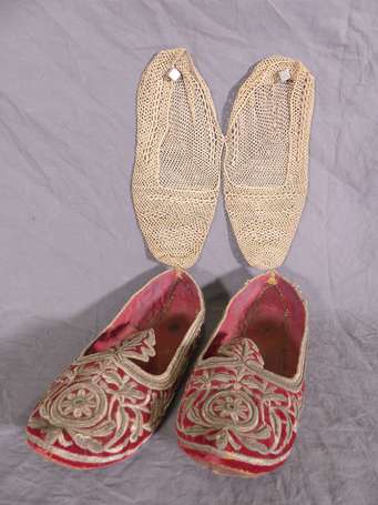 Paire de souliers en velours de soie rouge brodés 