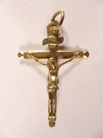 Pendentif croix latine ornée d'un crucifix en or 