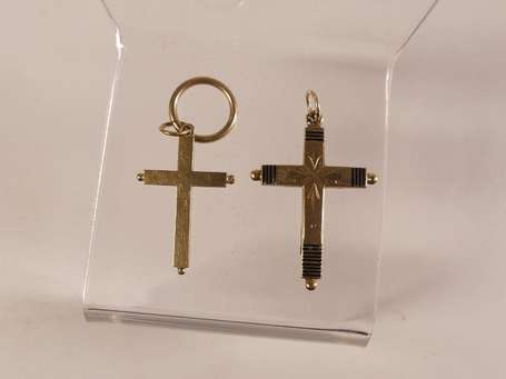 Lot de deux pendentifs croix latines en or jaune 