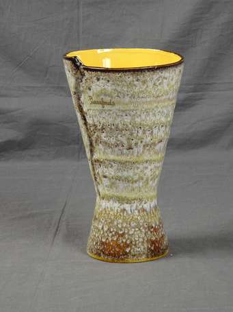 Vase en céramique dans le goût de Pierrefonds. H. 