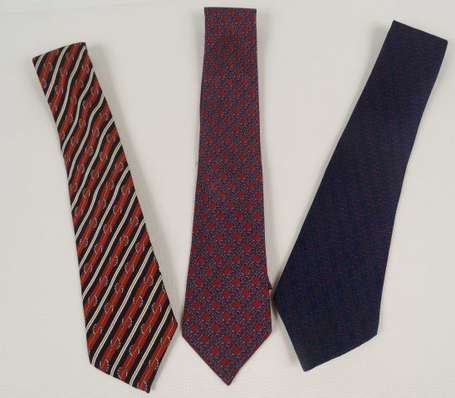 HERMES - 3 cravates en soie couleurs dominantes 