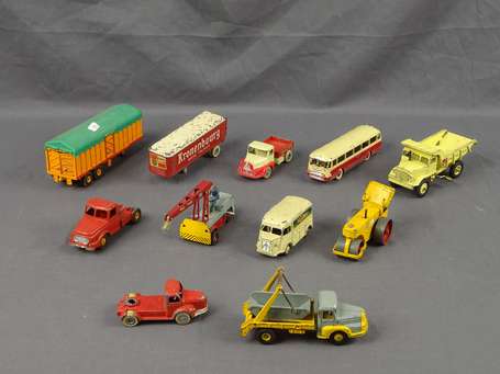 Dinky toys et divers - Lot de 9 véhicules dans 