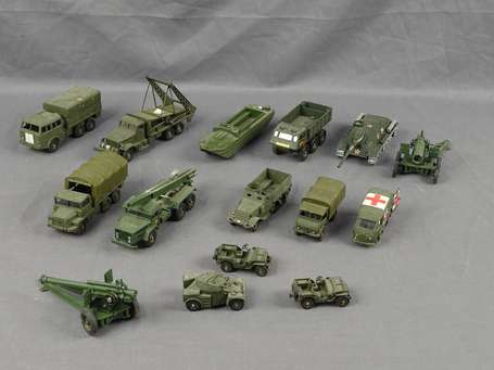 Dinky toys et divers - Lot de véhicules militaires