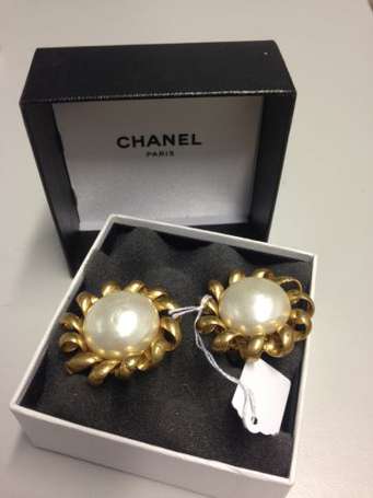 CHANEL Paire de Clips d'oreilles ornés d'un 