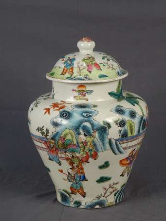 CHINE Vase couvert en porc  elaine polychrome, 