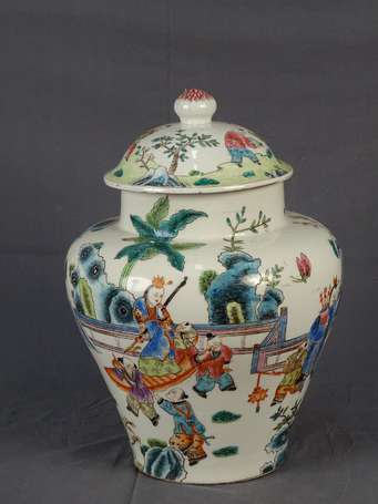 CHINE Vase couvert en porc  elaine polychrome, 