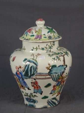 CHINE Vase couvert en porc  elaine polychrome, 