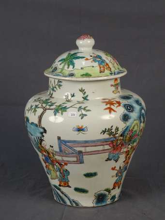 CHINE Vase couvert en porc  elaine polychrome, 