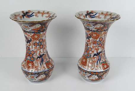 JAPON Paire de vases en porcelaine, le corps 