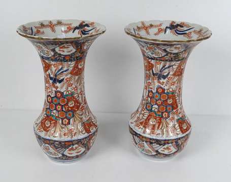 JAPON Paire de vases en porcelaine, le corps 