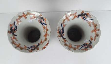 JAPON Paire de vases en porcelaine, le corps 