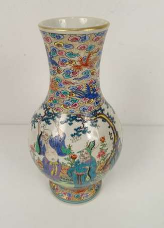 CHINE Vase en porcelaine émaillée polychrome, la 