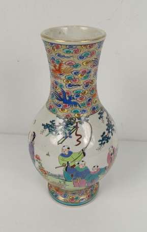 CHINE Vase en porcelaine émaillée polychrome, la 