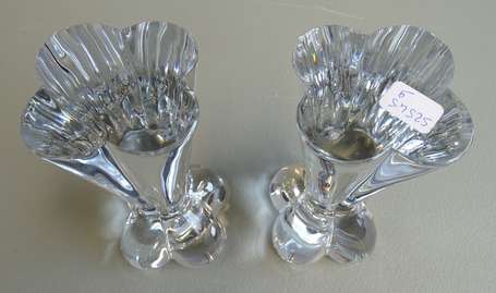 BACCARAT - Paire de bougeoirs en cristal moulé 