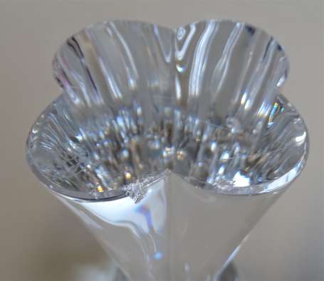 BACCARAT - Paire de bougeoirs en cristal moulé 