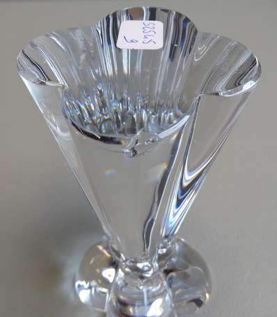 BACCARAT - Paire de bougeoirs en cristal moulé 