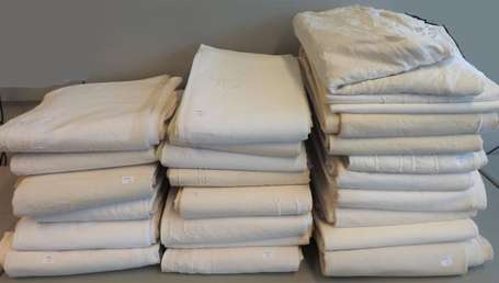 Lot de 25 draps anciens en lin chiffrés, broderies