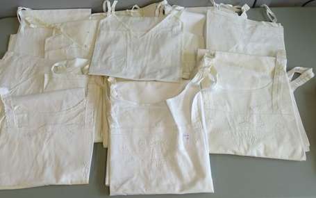 Lot de 14 combinaisons en coton et lin broderies 