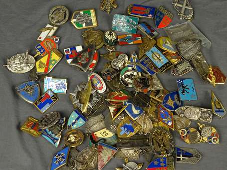 Lot de 80 insignes environs - toutes armes