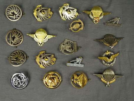 Lot d'insignes et brevets parachutistes (non 