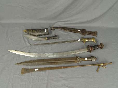 Armes blanches - Lot africains et orientaux dans 