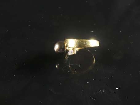 Bague en or jaune 18K (750°/00) montée d'une perle