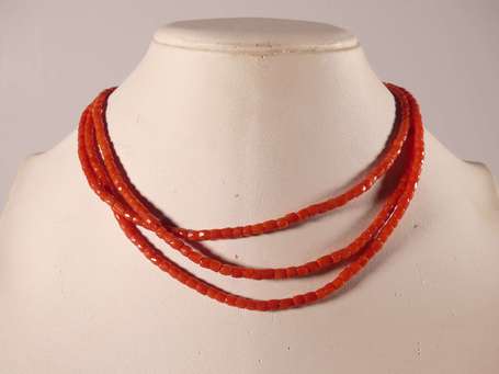 Collier de trois rangs de perles de corail, le 