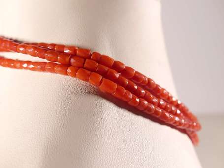 Collier de trois rangs de perles de corail, le 