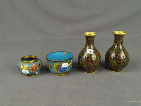 CHINE - Paire de petits vases balustres en 