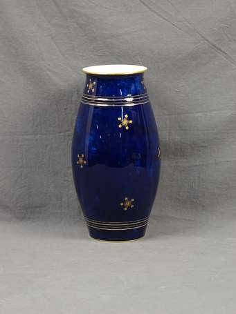 SEVRES - Vase renflé en porcelaine bleu de four, 