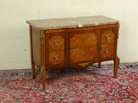 Commode à resaut en placage et marqueterie de bois