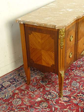 Commode à resaut en placage et marqueterie de bois