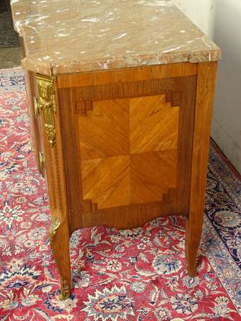 Commode à resaut en placage et marqueterie de bois