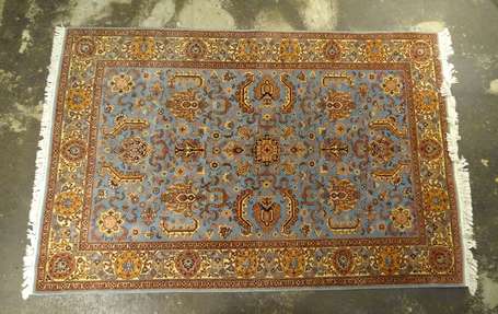 Tapis Orient en laine et coton, le champ bleu 